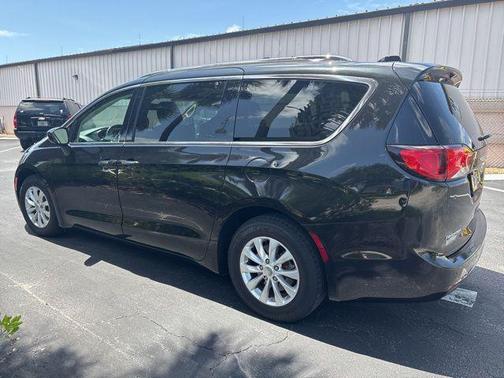 Brilliant Black Crystal Pearlcoat 2020 Chrysler Pacifica Touring L