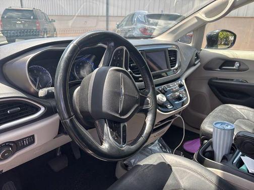 Brilliant Black Crystal Pearlcoat 2020 Chrysler Pacifica Touring L