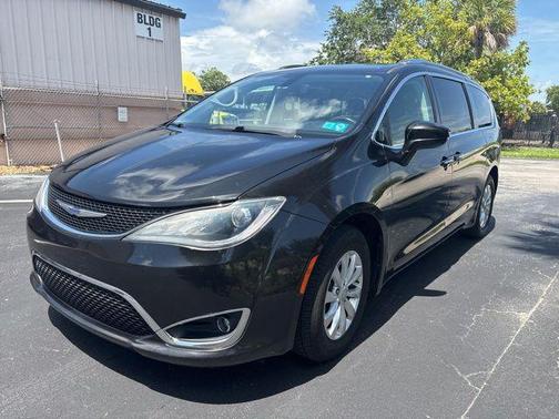 Brilliant Black Crystal Pearlcoat 2020 Chrysler Pacifica Touring L