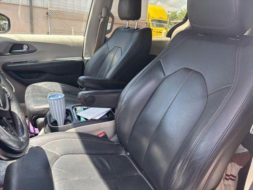 Brilliant Black Crystal Pearlcoat 2020 Chrysler Pacifica Touring L