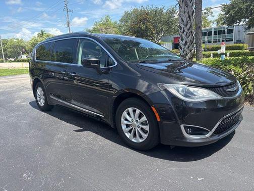 Brilliant Black Crystal Pearlcoat 2020 Chrysler Pacifica Touring L