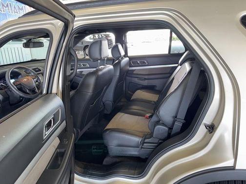 WHITE GOLD METALLIC 2017 Ford Explorer XLT