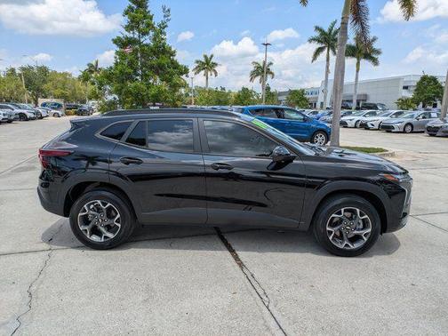 Mosaic Black Metallic 2024 Chevrolet Trax LT