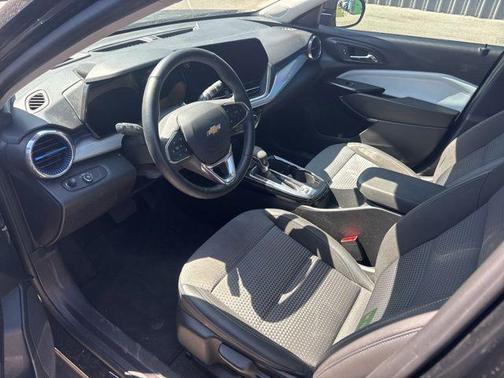 Mosaic Black Metallic 2024 Chevrolet Trax LT