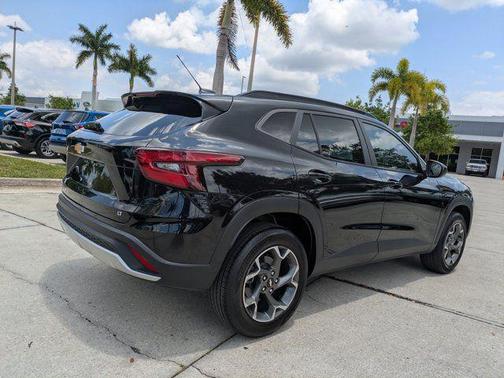 Mosaic Black Metallic 2024 Chevrolet Trax LT