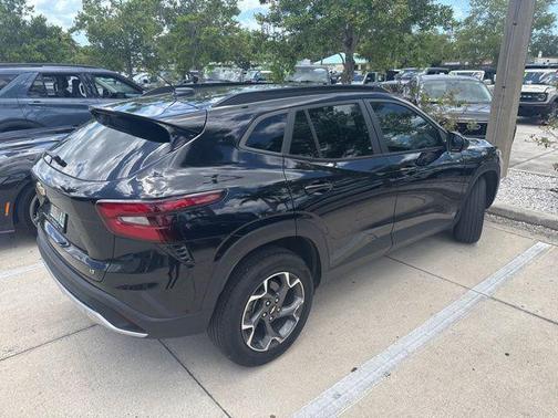 Mosaic Black Metallic 2024 Chevrolet Trax LT