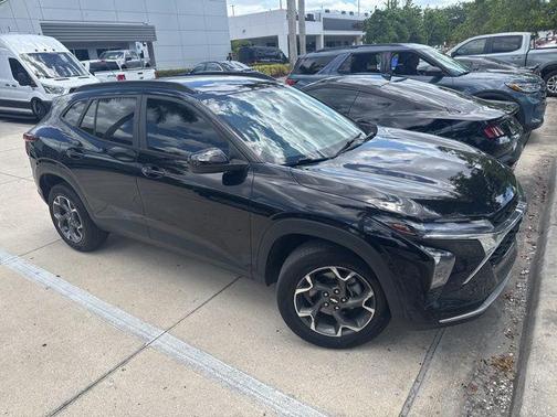 Mosaic Black Metallic 2024 Chevrolet Trax LT