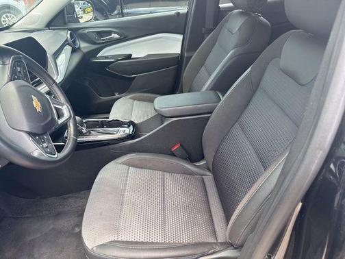 Mosaic Black Metallic 2024 Chevrolet Trax LT