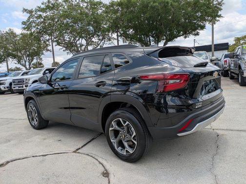 Mosaic Black Metallic 2024 Chevrolet Trax LT