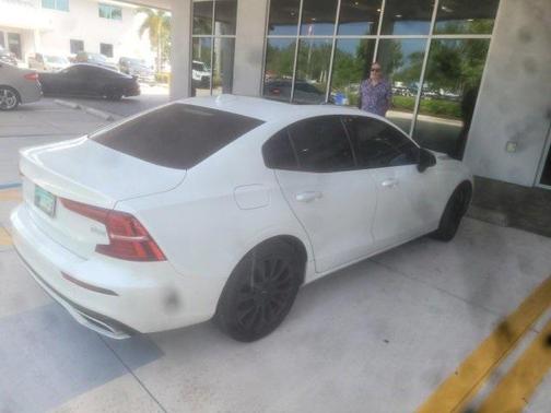 2022 Volvo S60 T6 R-Design