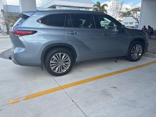 2022 Toyota Highlander Platinum