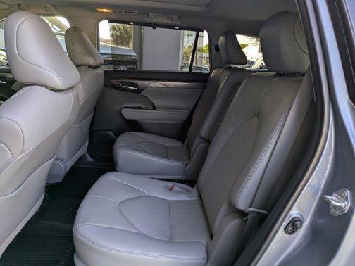 Moon Dust 2022 Toyota Highlander Platinum