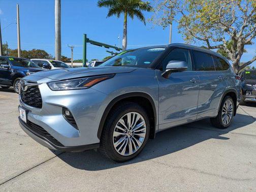 Moon Dust 2022 Toyota Highlander Platinum