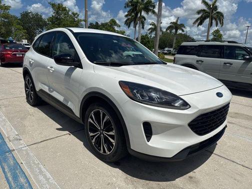 STAR WHITE METALLIC TRI-COAT 2021 Ford Escape SE