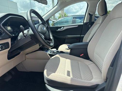 STAR WHITE METALLIC TRI-COAT 2021 Ford Escape SE