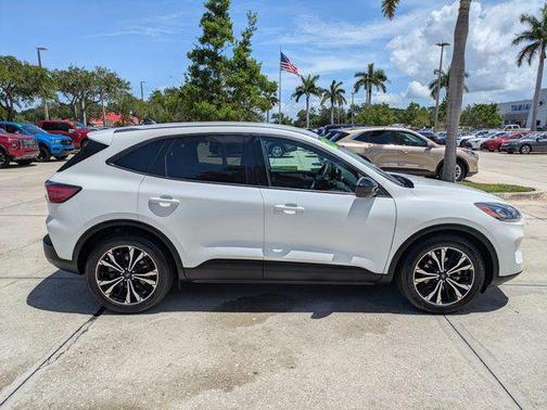 STAR WHITE METALLIC TRI-COAT 2021 Ford Escape SE