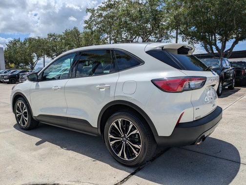 STAR WHITE METALLIC TRI-COAT 2021 Ford Escape SE