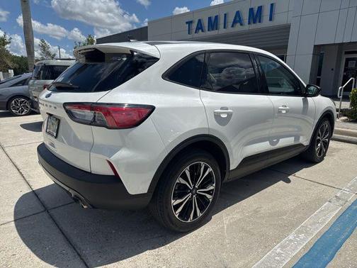 STAR WHITE METALLIC TRI-COAT 2021 Ford Escape SE