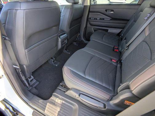 2025 Nissan Pathfinder Platinum 4WD