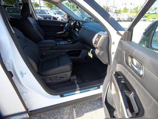 2025 Nissan Pathfinder Platinum 4WD