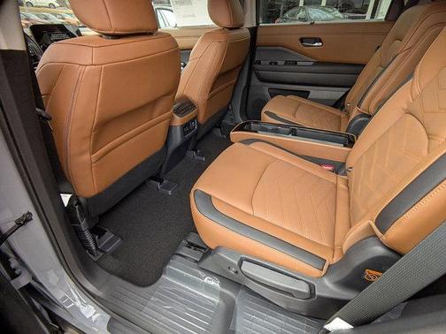 2025 Nissan Pathfinder Platinum 4WD