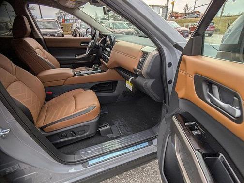 2025 Nissan Pathfinder Platinum 4WD