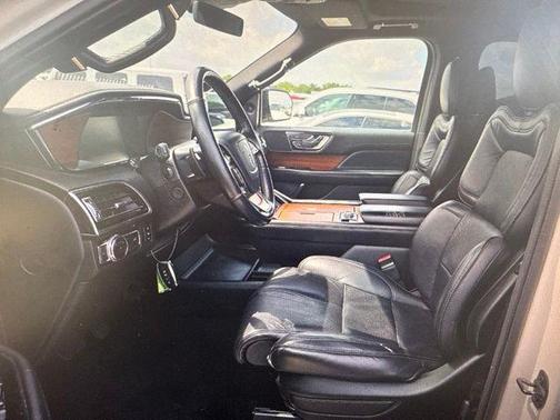 White Platinum Clearcoat Metallic 2019 Lincoln Navigator Reserve