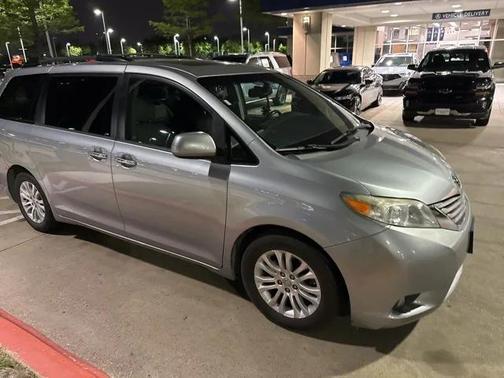 2017 Toyota Sienna XLE