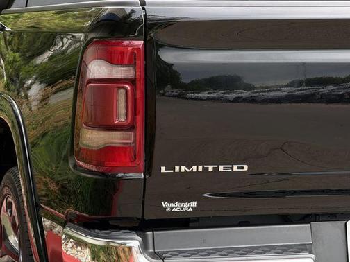 Diamond Black Crystal Pearlcoat 2023 RAM 1500 Limited