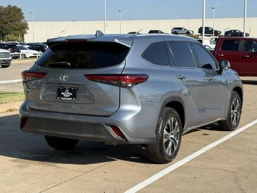 Moon Dust 2022 Toyota Highlander XLE