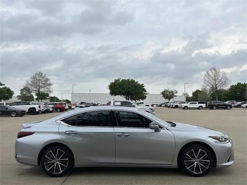 2022 Lexus ES 300h Base