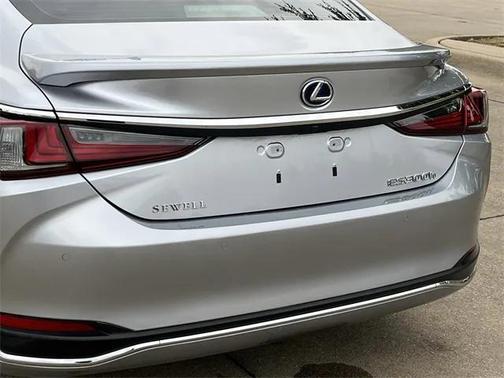 2022 Lexus ES 300h Base