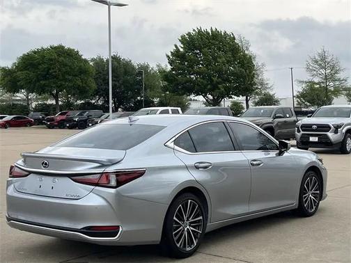 2022 Lexus ES 300h Base