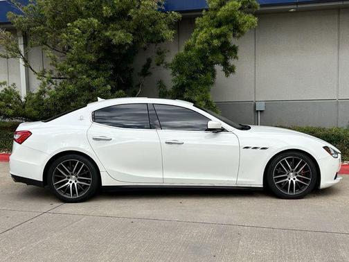 Bianco 2014 Maserati Ghibli S Q4