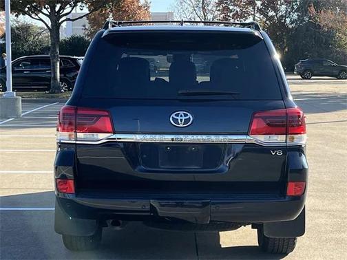 2017 Toyota Land Cruiser Base