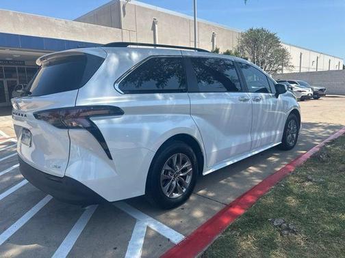 Wind Chill Pearl 2026 Toyota Sienna XLE