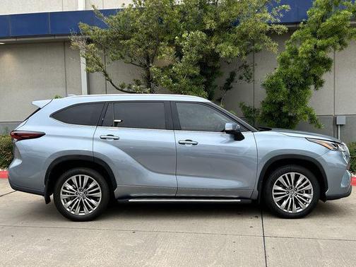 Moon Dust 2024 Toyota Highlander Platinum
