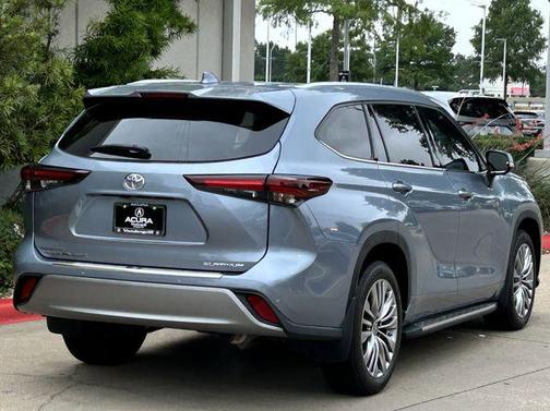 Moon Dust 2024 Toyota Highlander Platinum