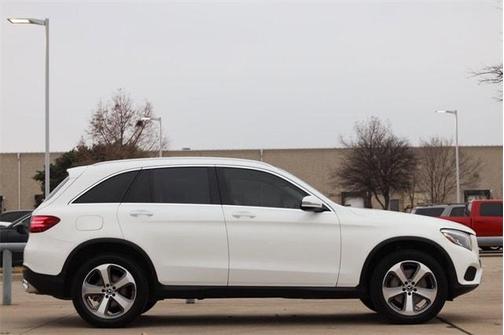 Photo 3 of 30 of 2019 Mercedes-Benz GLC 300 Base