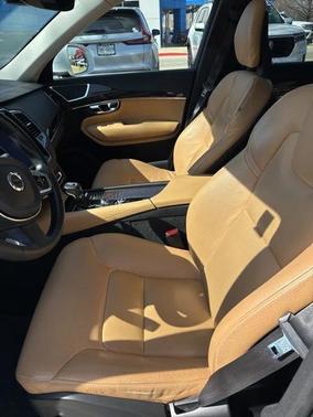 2016 Volvo XC90 T6 Momentum