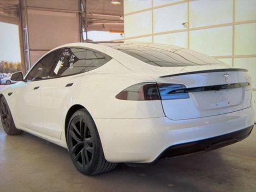 Pearl White Multi-Coat 2021 Tesla Model S Plaid