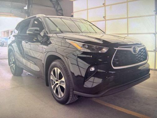 Midnight Black Metallic 2025 Toyota Highlander XLE