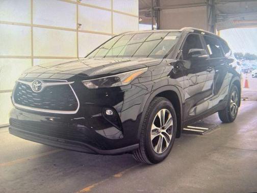 Midnight Black Metallic 2025 Toyota Highlander XLE