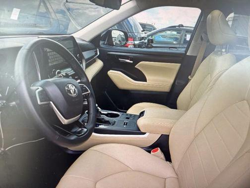 Midnight Black Metallic 2025 Toyota Highlander XLE