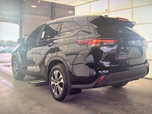 Midnight Black Metallic 2025 Toyota Highlander XLE