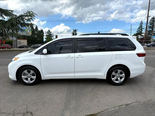 2017 Toyota Sienna LE