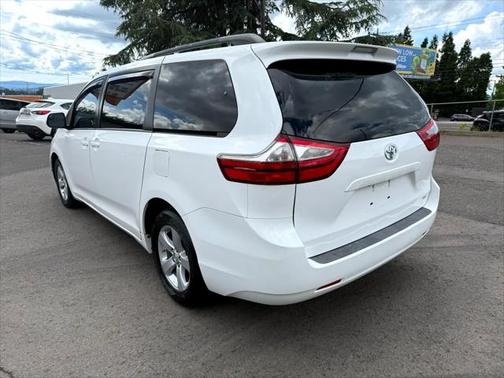 2017 Toyota Sienna LE