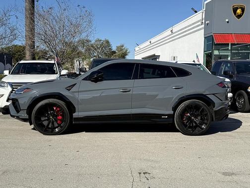 2023 Lamborghini Urus S