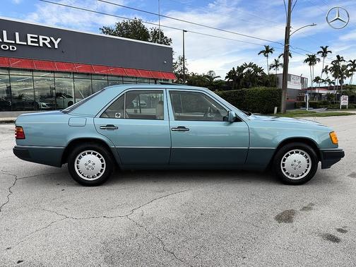 Teal 1991 Mercedes-Benz S-Class 300SE