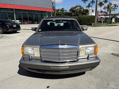 Beige 1986 Mercedes-Benz S-Class 560SEL